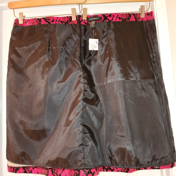 Ashley Stewart Black and Red Faux Snakeskin Skirt, size 24 NEW! - Picture 4 of 6